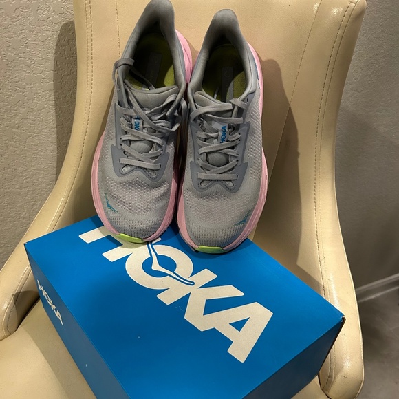 HOKA! Size 9.5 Arahi Women’s Shoes with Box - Picture 1 of 4